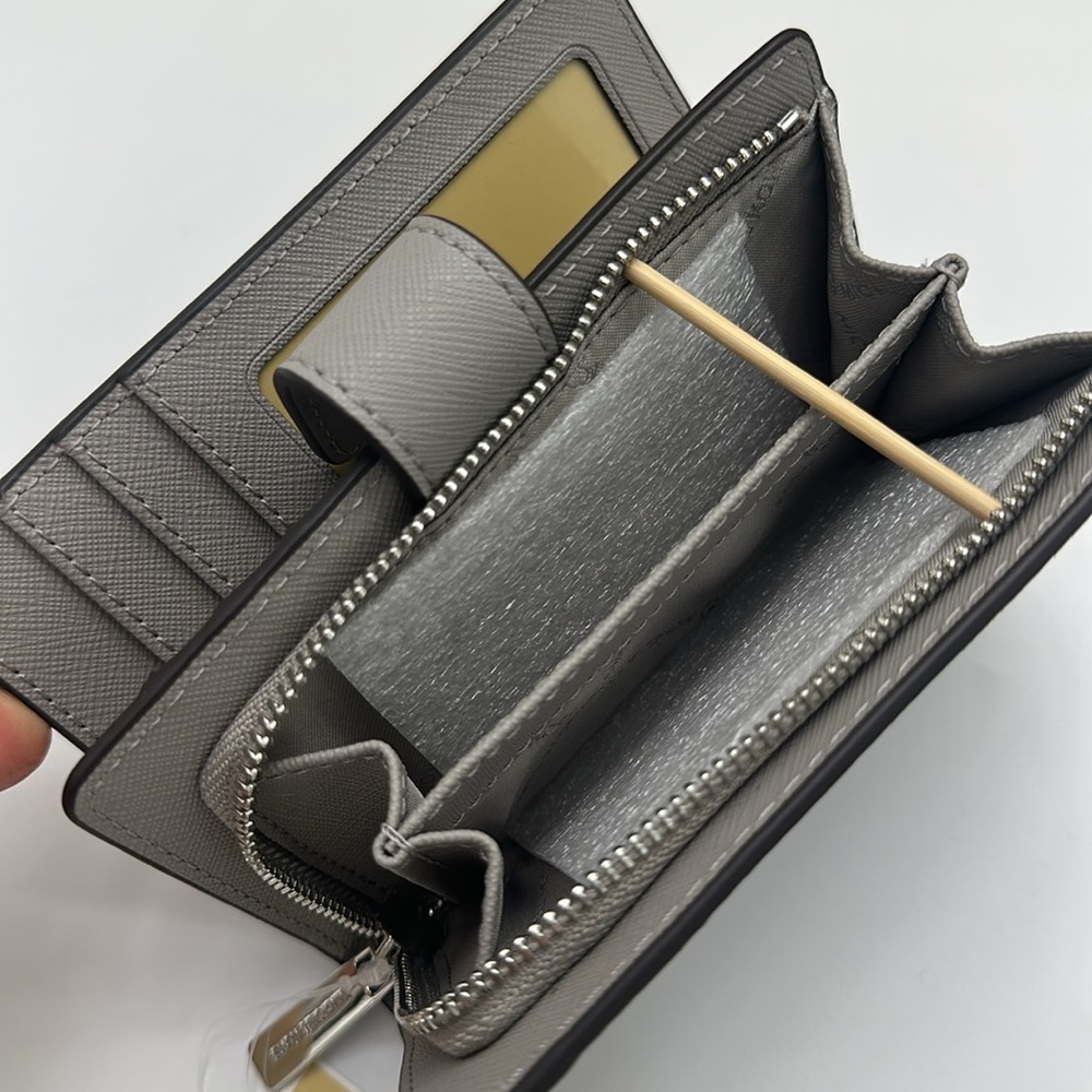 MICHAEL KORS Medium Saffiano Leather Bifold CN Wallet
PEARL GREY
NWT - Picture 10 of 14
